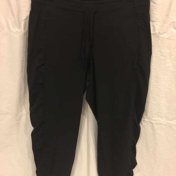 ATHLETA LA VIVA CAPRI SZ 6P #964585-00 BLACK