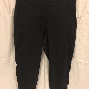 ATHLETA LA VIVA CAPRI SZ 6P #964585-00 BLACK