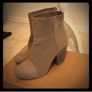 Netted ankle boots