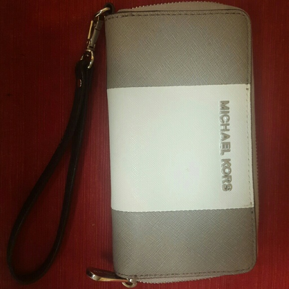 Wristlet purse