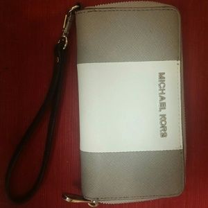 Wristlet purse