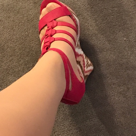 NEW Magenta/Fucsia pattern wedge