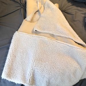 NEW/NEVER WORN fur vest-size small