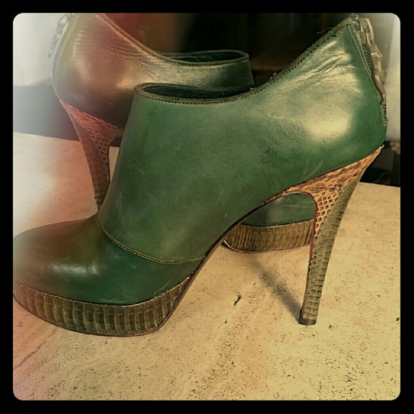HOUSE OF HARLOW 1960 LEATHER ANKLE HEEL BOOTIES
