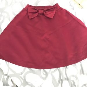 High waisted skirt with Bow. Burgundy color