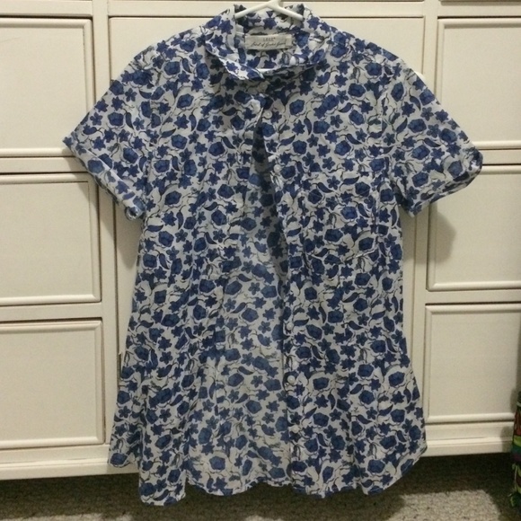 Blue and white collared shirt.
