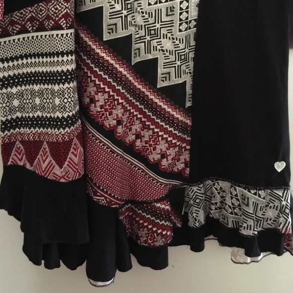 Mika Sport Black Garnet Design Tunic Ruffle Bottom - Picture 2 of 4