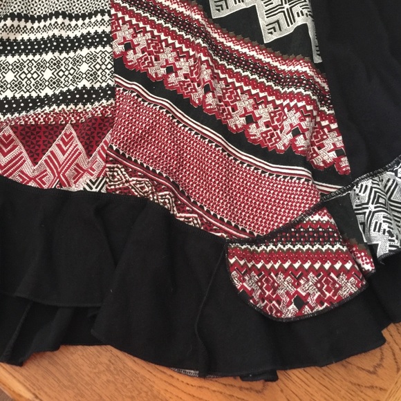 Mika Sport Black Garnet Design Tunic Ruffle Bottom - Picture 4 of 4