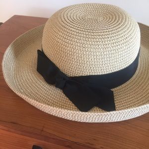 NWT hat with bow