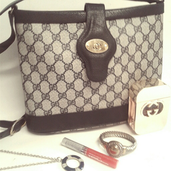 Gucci Handbags - Gucci Signature Shoulder Bag