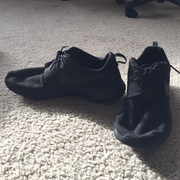 GENTLY used Mens Nike Roshe