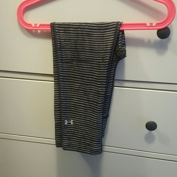 SOLD Womens under armour compression crop leggings