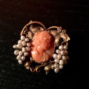 Vintage cameo brooch/pendant