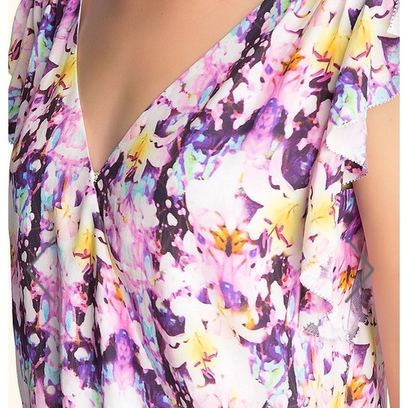 Bebe Printed FLUTTER SLEEVE PRINT TOP Blouse M - Picture 3 of 4