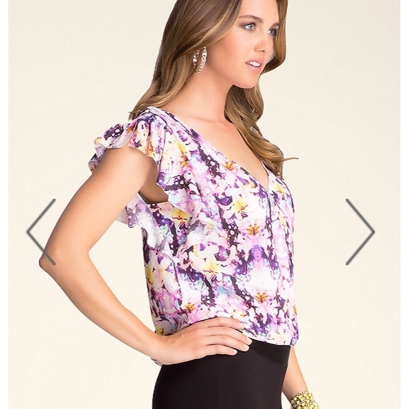 Bebe Printed FLUTTER SLEEVE PRINT TOP Blouse M - Picture 4 of 4