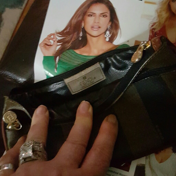 🌸💗🍃HOST PICK🍃💗🌸-FENDI CHANGE/CARD VINTAGE - Picture 2 of 4