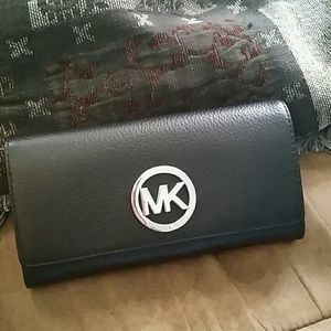 Michael kors fulton carryall wallet