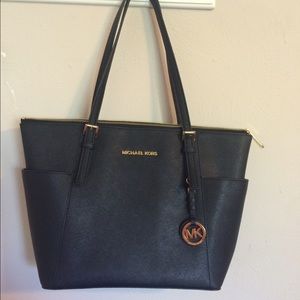 🌶SALE!🌶 Perfect MK every day purse 💙