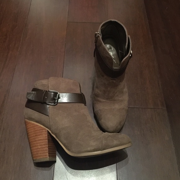 Super cute tan/brown suede booties