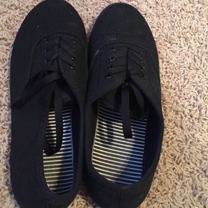 Black van like shoes