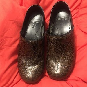 Dansko Brown Tooled Clogs 39 Great Condition
