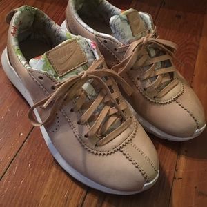 Limited edition women's NIke roshes