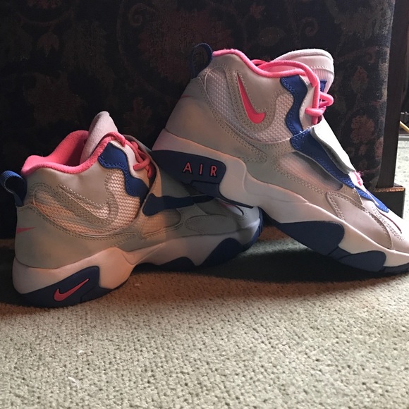 Nike Youth Size 5 Basketball High Tops