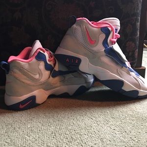 Nike Youth Size 5 Basketball High Tops