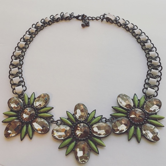 Jewelry - New ✨Silver & Green Flower Statement Necklace!