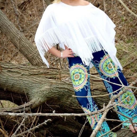 🐇Fringed Off The Shoulder 🐇 - Picture 2 of 3