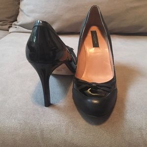 Ann Taylor Patent Bow pumps