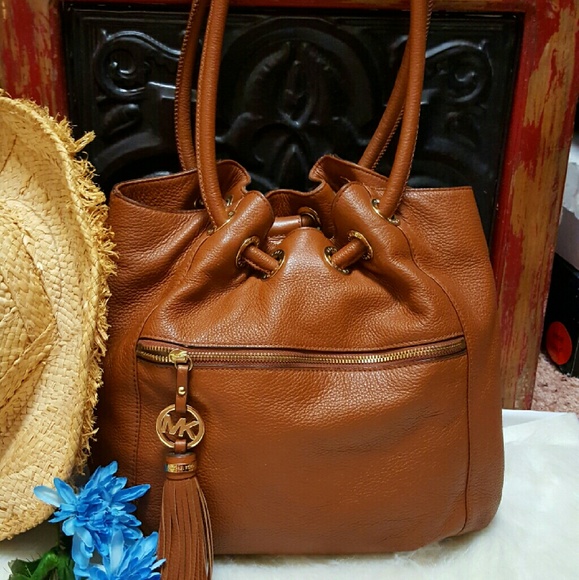 MICHAEL KORS EAST WEST RING HANDBAG..GORGEOUS