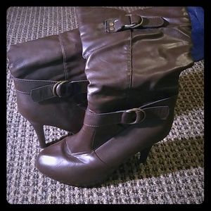 Adorable brown boots!