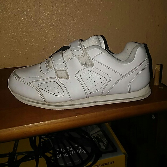 Tennis shoes