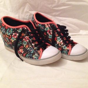 "(So)" Floral Sneaker Wedges (size 9 1/2)