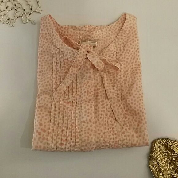 Sleeveless blouse with ruffles and tie