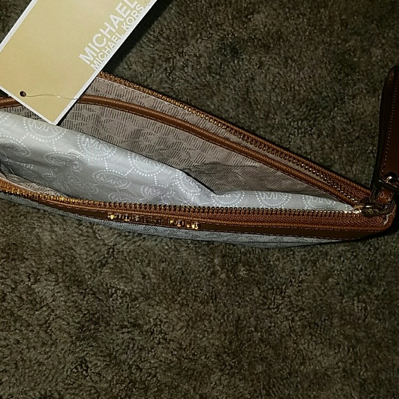 MICHAEL KORS LARGE ZIP WRISTLET - Picture 2 of 3
