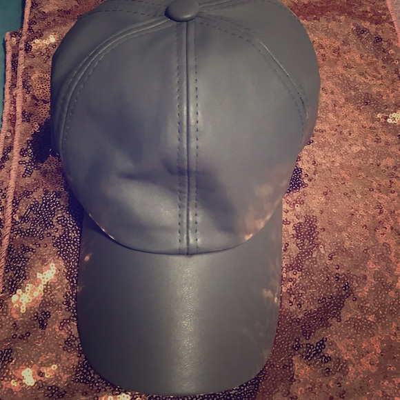 Gray fitted cap