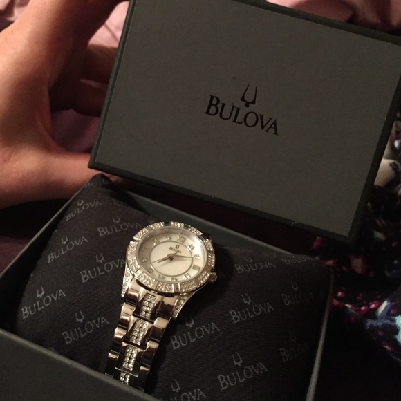 Bulova watch NEw in bow. Stunning