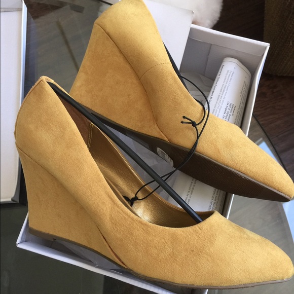 NWT Suede Mustard Yellow Wedges