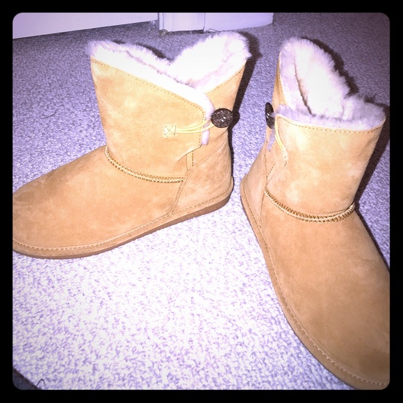 Like new bearpaw boots size 10