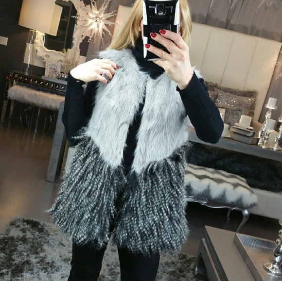 🚨2 hrs left REMOVING FROM CLOSET 🚨Faux Fur vest - Picture 2 of 4
