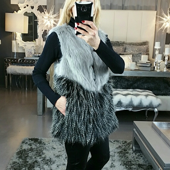 Jackets & Blazers - 🚨2 hrs left REMOVING FROM CLOSET 🚨Faux Fur vest