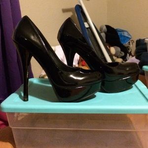 Shiny black heels , size 7