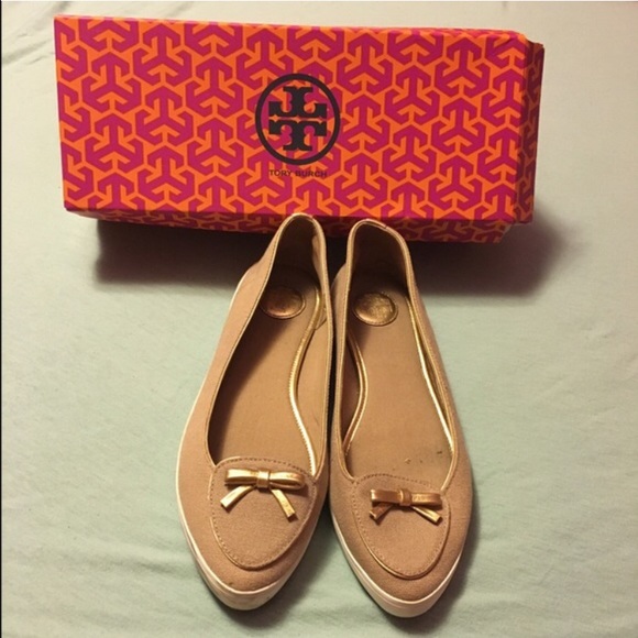 Size 9 Tan Tory Burch Flats Comes w/ dustbag & box