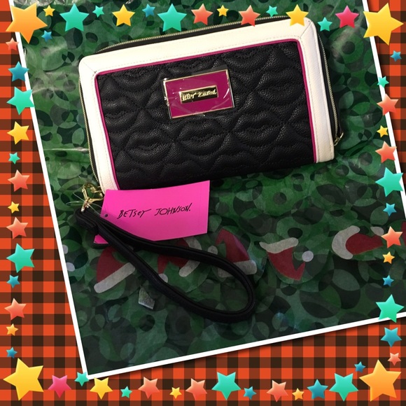 💋Betsy Wristlet Wallet💋✅BONUS POM POM KEYCHAIN ✅