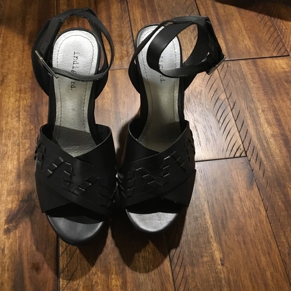 Black wedges