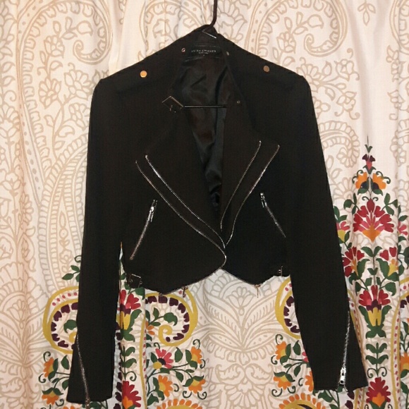 Cropped black blazer with silver hardware