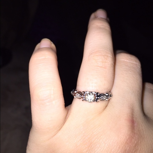 Engagement ring - Picture 3 of 4