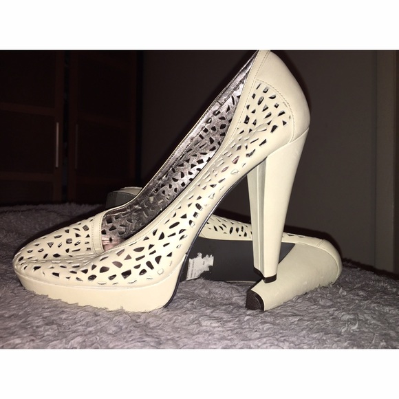 ‼️FINAL PRICE‼️🆕✨Calvin Klein Perforated Pumps 🆕 - Picture 3 of 4